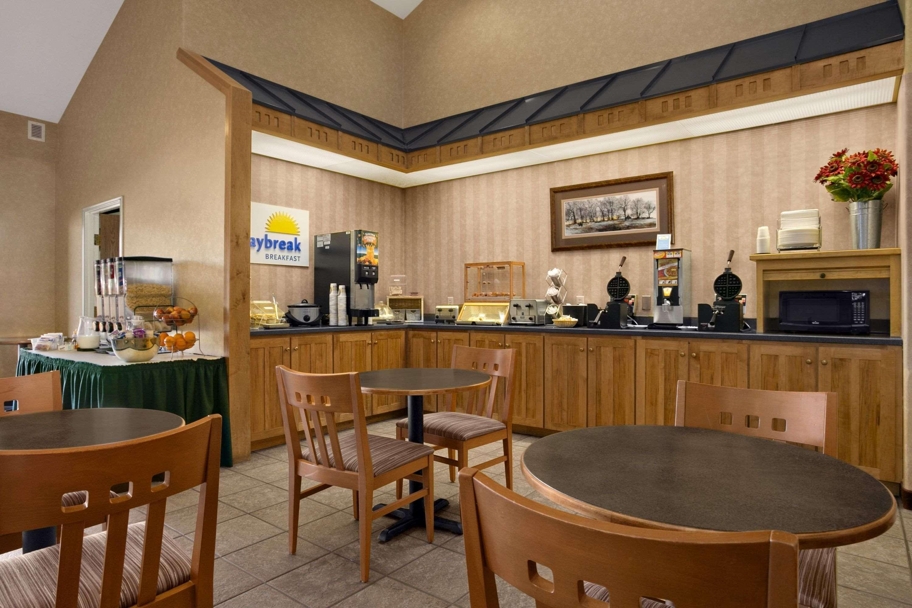 Days Inn By Wyndham Rapid City Bagian luar foto