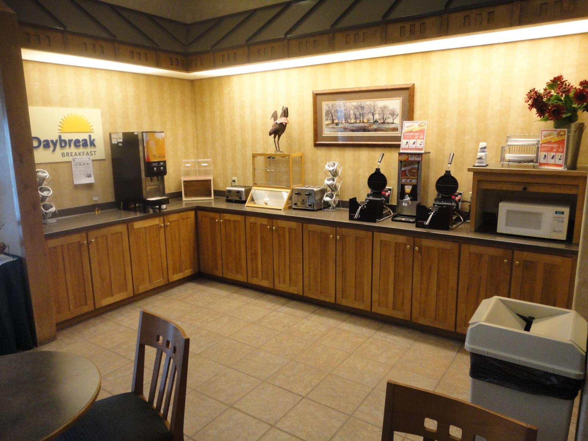 Days Inn By Wyndham Rapid City Bagian luar foto