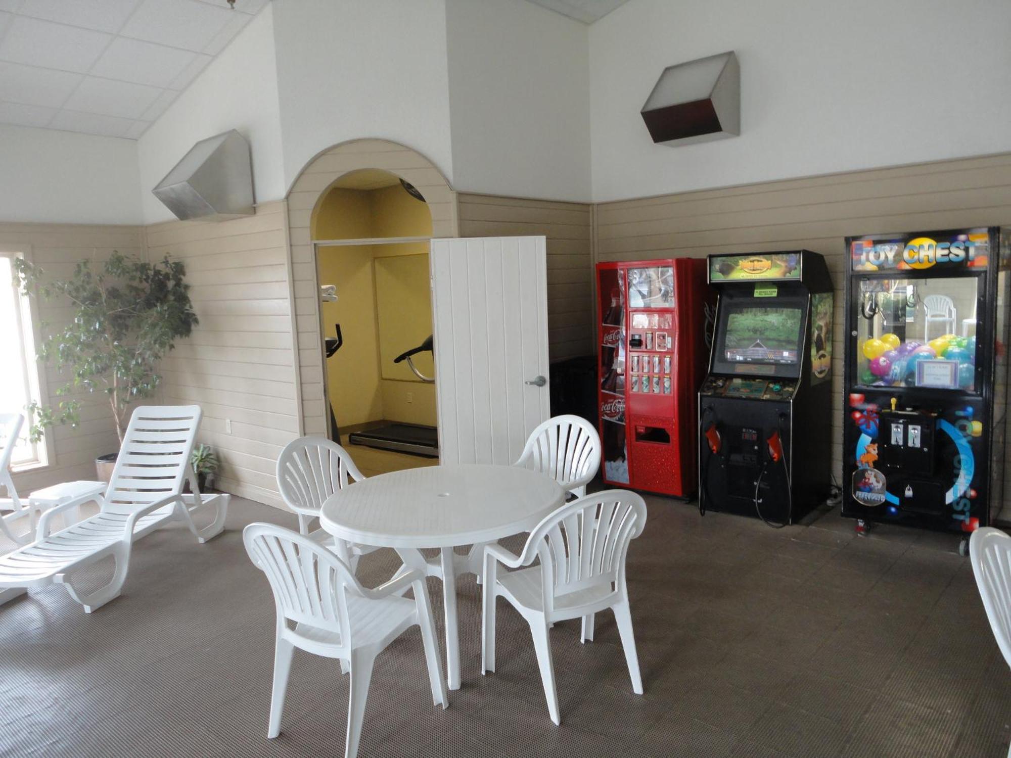 Days Inn By Wyndham Rapid City Bagian luar foto