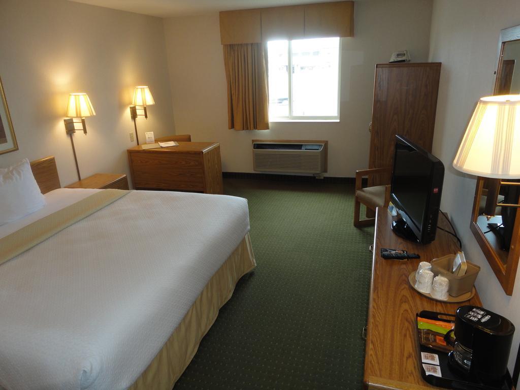 Days Inn By Wyndham Rapid City Bagian luar foto